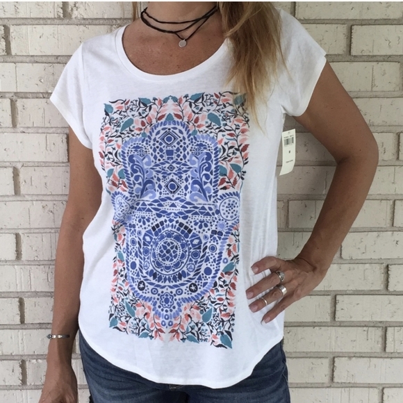 🆕 Lucky Brand Short Sleeve Top with Print in Chest. Size Medium (37” Chest) - Picture 2 of 9